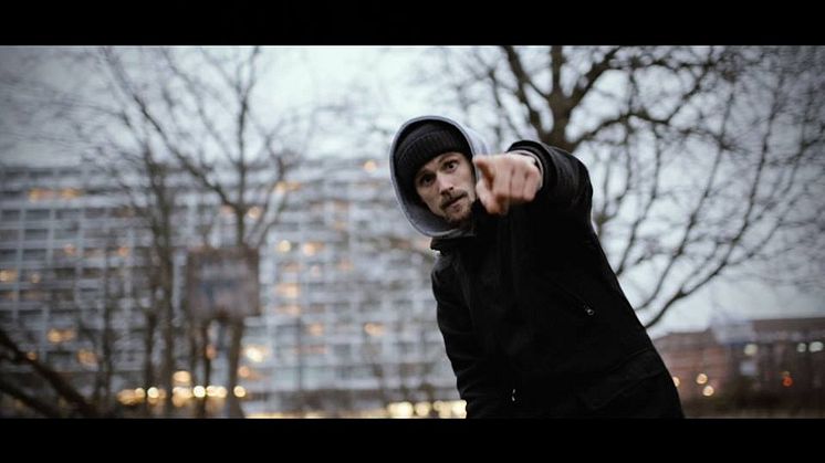 Screenshot fra Asger B's nye musikvideo 'Syg industri' 6