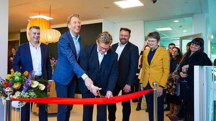 Arla Foods' CEO Peder Tuborgh og SVP for Arlas internationale forretningsenhed Rasmus Malmbak Kjeldsen indvier Winge Hus.