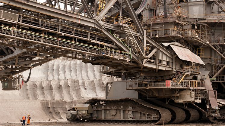 The largest excavators in the world are used in open-cast mining. Because they weigh over 10,000 tonnes, they run on tracks/caterpillars. (© corlaffra / Shutterstock.com).