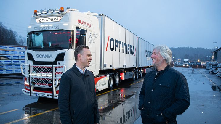F.v. Gard Erik Dahl, logistikkdirektør i Optimera, og John-Kristian Skogholt, logistikksjef i Optimera, foran langt vogntog_org.