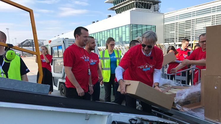 Norwegians koncernchef Bjørn Kjos lastar på nödhjälp inför flygningen mot Jemen