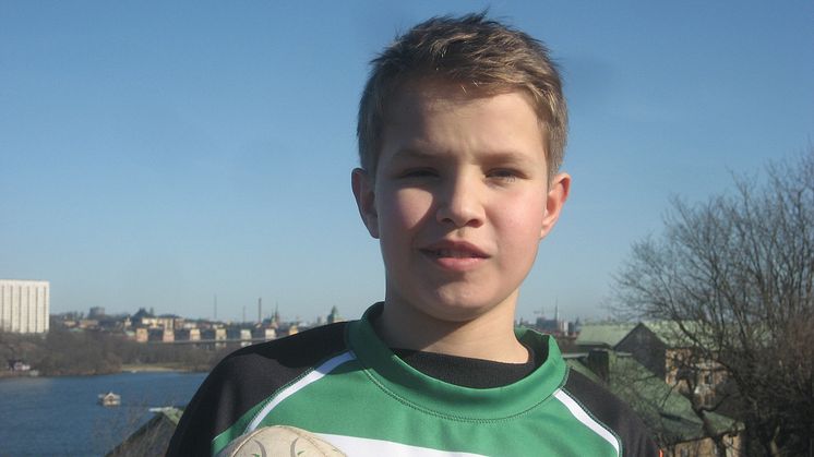 Svenske Elias åker till rugby-vm för att leverera matchbollen i en av matcherna