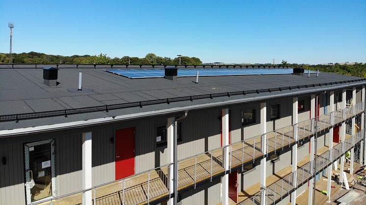 Ett av de kommande husen i BoKlok Pilkvisten i Landskrona, med solceller på taket. 