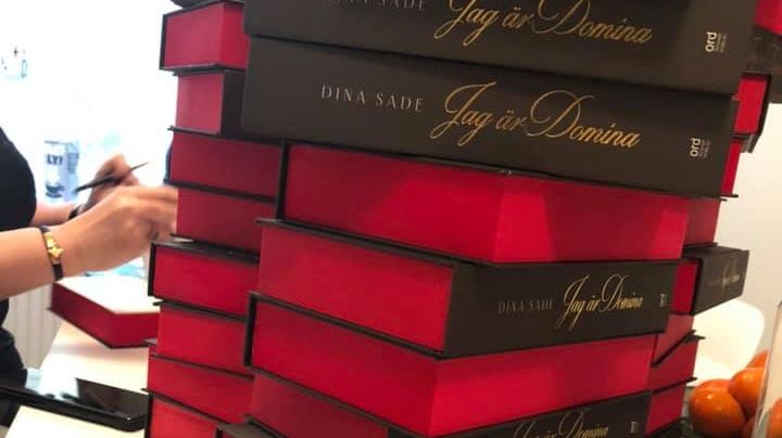 Hundratals förbeställda exemplar av lyxupplagan Jag är Domina signeras idag på vårt kontor av författaren DIna Sade.