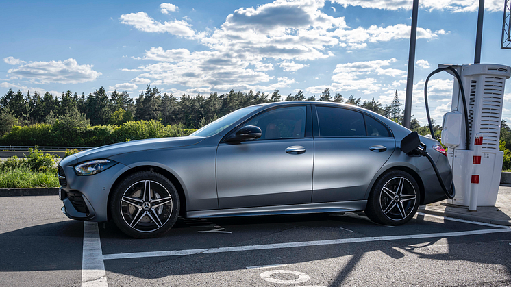 Nu börjar försäljningen av nya Mercedes-Benz C-Klass som laddhybrid med upp till 11 mils räckvidd och möjlighet till snabbladdning.
