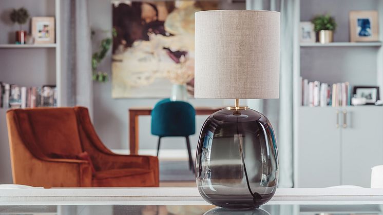 Munnblåste lamper med glassfot og stoffskjerm skaper lun stemning i hjemmet.