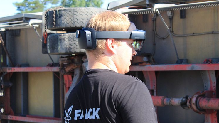 Torger Fuglerudsveen, bilberger og bilansvarlig hos Falck i Oslo, prøver HoloLens 2-brillene
