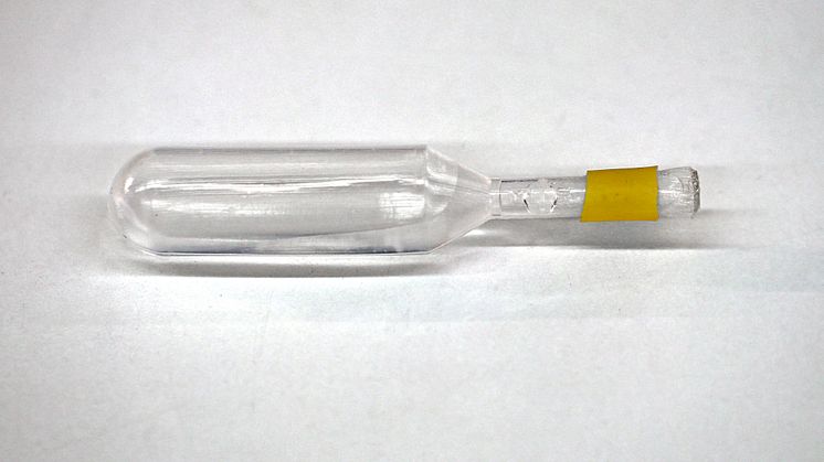 Här är en liten doseringsflaska som forskarna utrustat med membranet. Det är den förpackningsteknik där behållaren deformeras när vätska trycks ut. Foto: Peter Ardell.