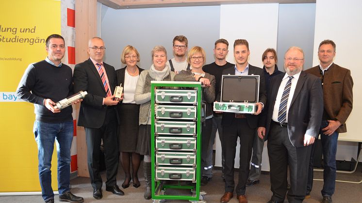 Für das langjährige Engagement beim Sammeln und Recycling von Überstromschutzorganen bekam das Bayernwerk als Belohnung einen Lernzirkelwagen für die Ausbildung