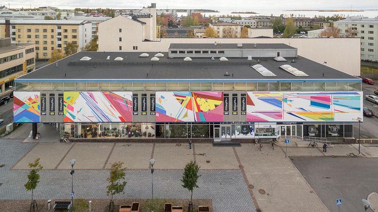 Kenorin näyttävä abstrakti muraali valmistui Kemiin UPEA18-taidefestivaalin myötä. Kuva: Jarno Vuorinen.