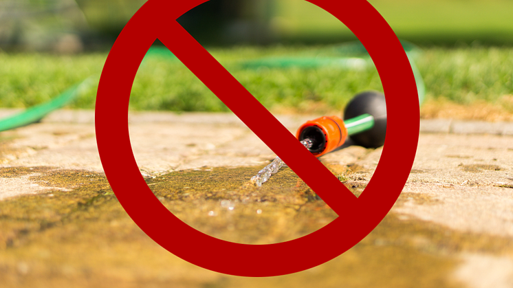 Nu får dricksvattnet i Båstads kommun enbart användas till personlig hygien, mat och dryck. NSVA har utfärdat bevattningsförbud i kommunen.