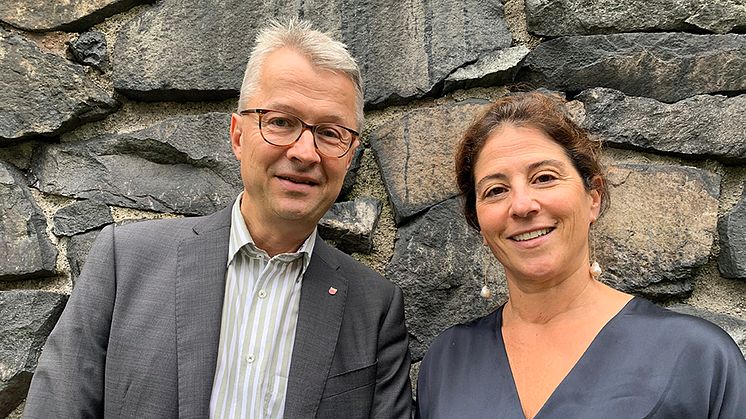 Folkuniversitetets rektor Gunnar Danielsson och Dilsa Demirbag-Sten, generalsekreterare på Berättarministeriet, vill skapa nya mötesplatser för folkbildning.