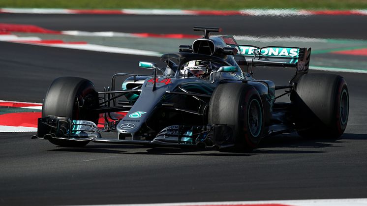 Lewis Hamilton er klar for en ny Formel 1-sesong. Her under en testrunde i Spania tidligere i år. Foto: Scanpix
