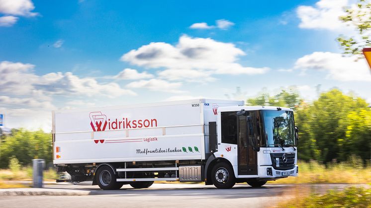 Widriksson Logistik satsar på trafiksäkerhet och arbetsmiljö genom ny distributionsbil från Mercedes-Benz.