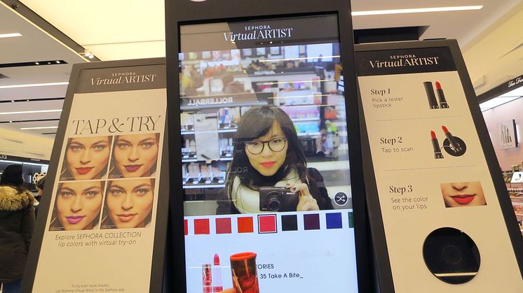 I Sephoras butik vid Herald Square i New York lockas kunderna till butiken med innovativa upplevelser. Här får Tina Banh-Skybrand, handelsanalytiker på Visma Retail, testa läppstiftsnyanser digitalt.