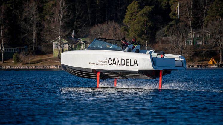Candela C-8 flyger utanför Lidingö på sin premiärtur. Med över 100 beställningar är Candela C-8 den bästsäljande elbåten i Europa. Den är designad för massproduktion och tillverkas på Lidingö.