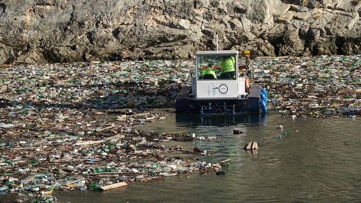 Med støtte fra GROHE har miljøorganisationen everwave opsamlet 30 tons plastaffald  fra Bočac Reservoir i Bosnien-Hercegovina. Det svarer til over en million 1,5 liters plastflasker.  Med GROHE Blue kan en familie på fire spare op til 800 engangsflas