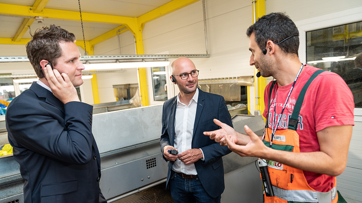 Dr. Thorsten Leopold, Henkel (links) und Sebastian Bayer, dm-Geschäftsführer für Marketing + Beschaffung (Mitte), lassen sich den Verwertungsprozess von Produkten und Verpackungen in der Recycling-Anlage Meilo in Gernsheim zeigen. 
