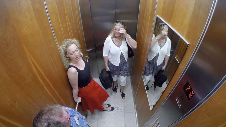 Riksbyggen överraskade Sundbybergsbor med opera i hissen 