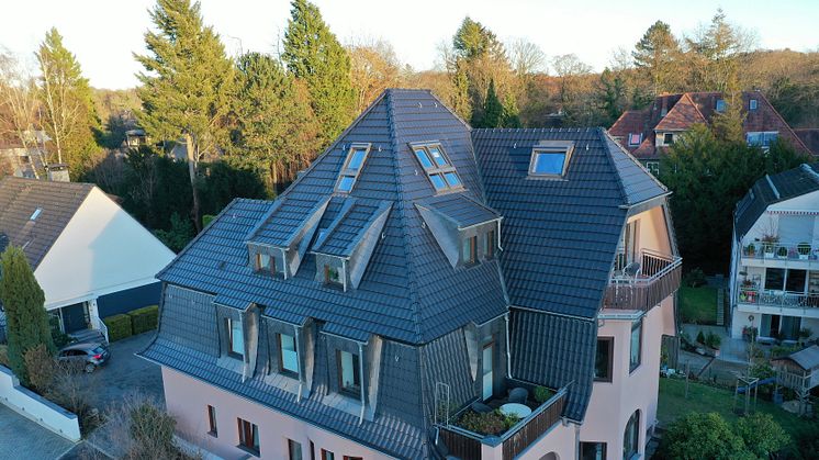 Der Dachdeckerbetrieb KAULARTZ führte eine energetische Dachsanierung an einer Jugendstilvilla durch und sichert sich damit den RM Sanierungspreis 2021 in der Kategorie Dach.