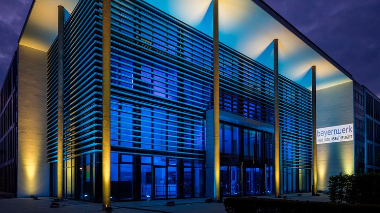 Alles ist erleuchtet: Der Bayernwerk-Unternehmenssitz in Regensburg wird anlässlich des Tag des Lichts von 40 LEDs beleuchtet.