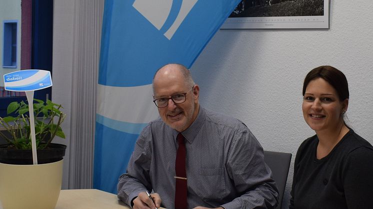 Bürgermeister Thomas Zwingel und Kathrin Armbruster von Deutsche Glasfaser bei der Vertragsunterzeichnung.
