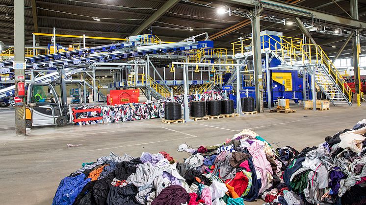På Sysavs anläggning i Malmö är världens första storskaliga automatiska textilsortering nu redo att tas i bruk. Foto: Andreas Offesson