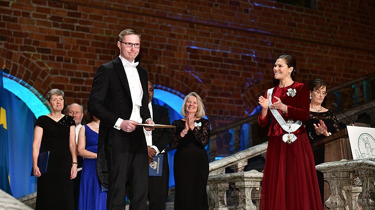 Joakim Svensson tar emot Anders Walls stipendium för landsbygdsutveckling ur Kronprinsessan Victorias hand. (Foto: Kungl. Skogs- och Lantbruksakademien)