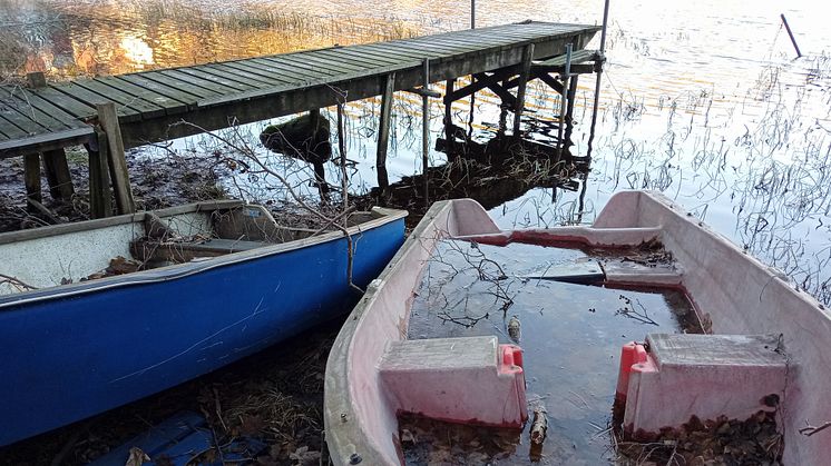 Uttjänta båtar som ligger och skräpar är ett miljöproblem. De kan läcka farliga ämnen. Foto: Staffan Ljung/HaV 