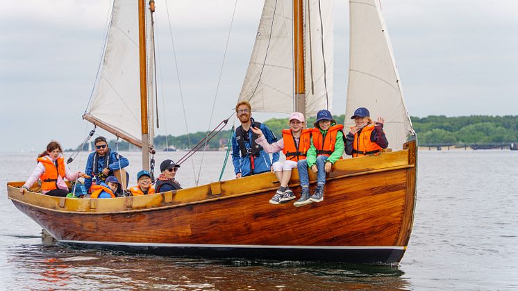Bevor die Segelkinder das Steuerrad an die Erwachsenen zurückgeben, segeln sie noch ein letztes Mal vor dem Camp 24/7