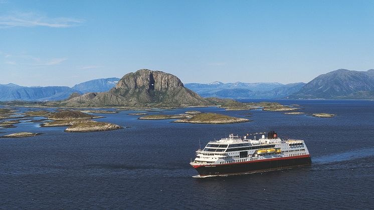 MS-Trollfjord-Torghatten Brønnøysund-56772-Foto-Hurtigruten-Norway