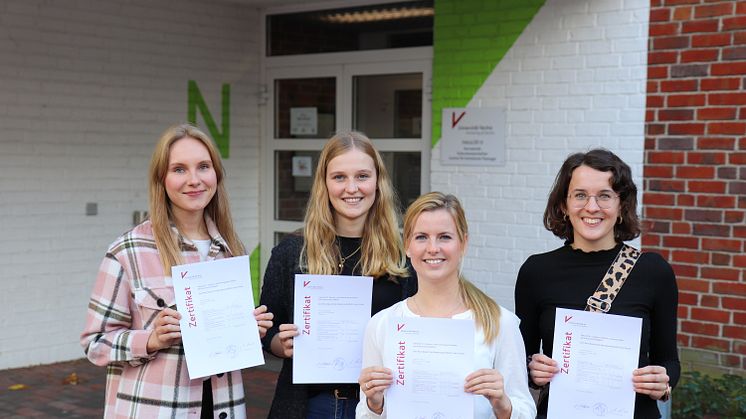 Sechs Studierenden haben das Zertifikat bisher absolviert. Vier Studentinnen konnten die Urkunden nun persönlich entgegennehmen: v.l. Karina Kohl, Hannah Meyer, Alicia Polte und Sofie Kaske