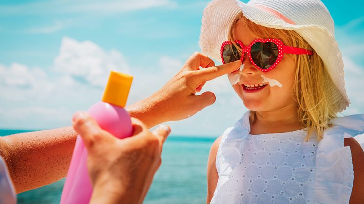 Stora Synundersökningen 2021: Svenska föräldrar är fortsatt dåliga på att skydda sina barns ögon från solen