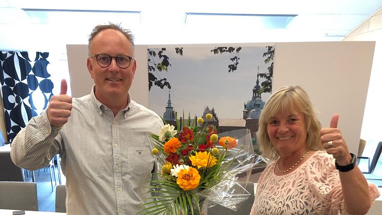 Kommunstyrelsens ordförande Johan Persson (S) och kommundirektör Annette Andersson firar att Kalmar kommun utsetts till Årets superkommun 2021