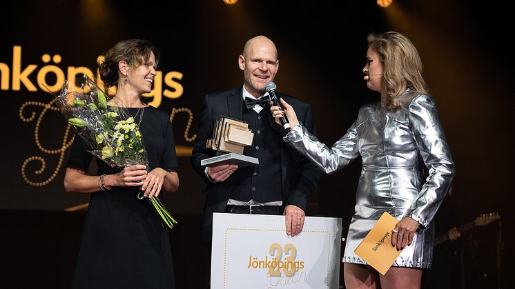 Sandra och Mattias Sälleteg, grundare av Trakt Forest Hotel i Småland, fick ta emot Årets Turismpris 2023 på Jönköpingsgalan.