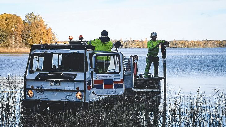 Fordonsförare från Bilkåren hjälper Jordbruksverket och Länsstyrelsen att bygga staket för att begränsa spridningen av svinpest i Västmanland. Foto: Bilkåren.