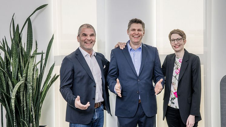 Aarne Aktan, CEO Solteq, Jukka Väisänen, SVP Solteq, og Ulla Nikkanen, administrerende direktør Azets Finland.