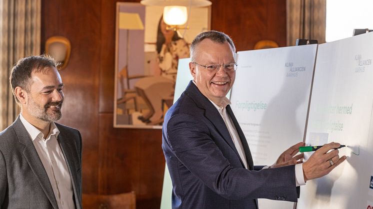 From the left: Mayor of Aarhus Municipality, Jacob Bundsgaard, and President and CEO of Lars Larsen Group, Jesper Lund, at the signing of the Commitment Paper.