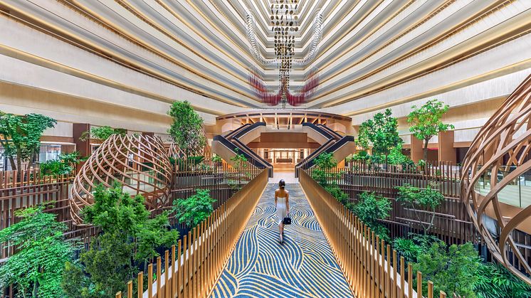 Against the iconic backdrop of soaring cinematic architecture by John Portman, the sky bridge brings guests across the atrium on level 4 with an immersive forest tree top experience.