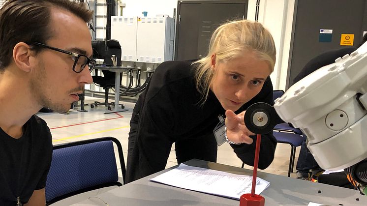 Hur får man roboten att rita en triangel? Astrid Bodin och kurskompisen Benjamin Byman skriver kod tillsammans i en av labbövningarna på Produktionstekniskt centrum i Trollhättan. 