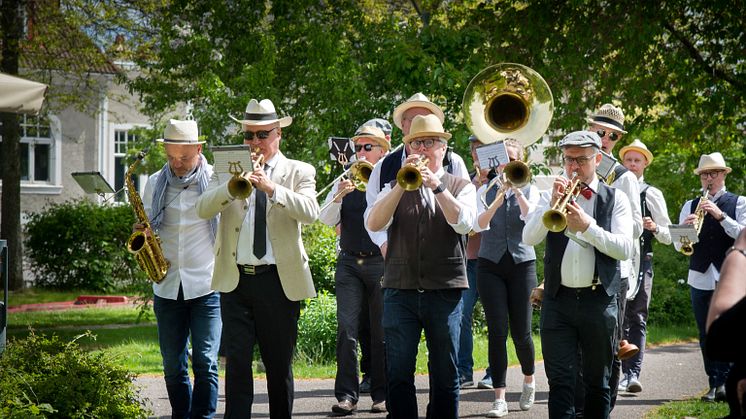 Bohuslän Big Band marscherade fram i Badhusparken torsdagen den 28 maj / Foto: Anneli Johansson