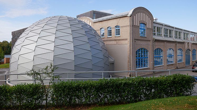 I Curiosums kupolformade byggnad finns en 360° skärm där det i sommar visas film flera gånger varje dag.