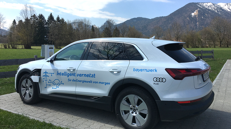 Mit 20 Audi e-tron wie diesem haben Bayernwerk-Mitarbeiter im Netzgebiet ein Jahr lang die intelligente Ladesteuerung getestet.