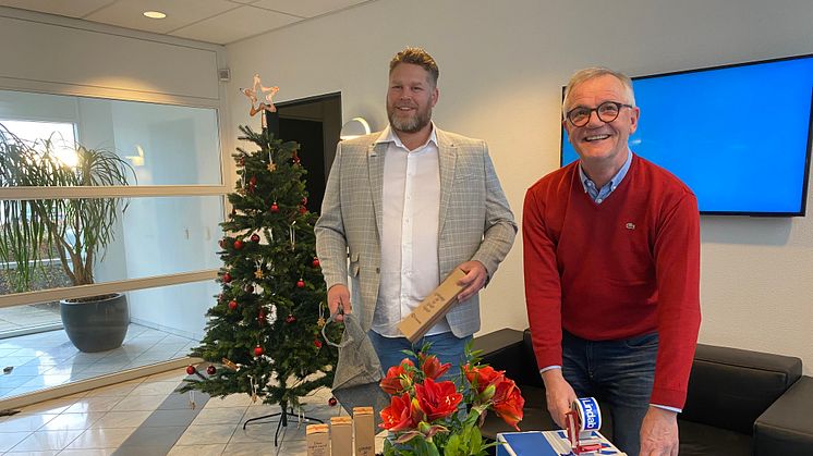 Salgschef Morten Nicolaisen og ventilationssælger Finn Petersen fra Lindab pakker julepølser til den årlige juletradition. 