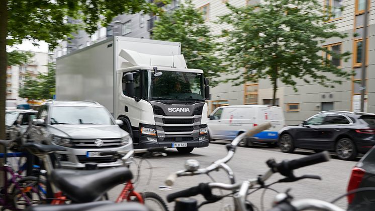 Der Scania Side Defender warnt den Fahrer mithilfe von akustischen und visuellen Meldungen und soll Fahrradfahrer, Fußgänger, Motorradfahrer und Pkw-Fahrer schützen