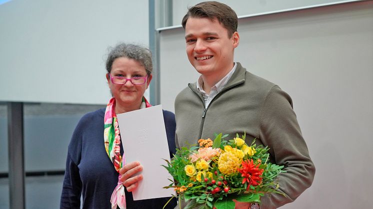 DAAD-Preisträger Yan Bulatov (zusammen mit Laudatorin und Telematik-Professorin Janett Mohnke) erhielt den mit 1.000 Euro dotierten DAAD-Preis im Rahmen der feierlichen Verabschiedung der Absolventinnen und Absolventen am 18. November 2023. 