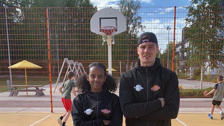 Förebilderna Milen Hagos och Lukas Friberg som båda har spelat i Uppsala Basket ungdomsverksamhet och nu spelar elitbasket i dam- respektive herrlaget. 
