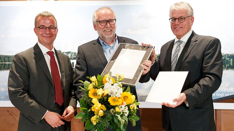 Prof. Günter Morsch nimmt den Sonderpreis für Zivilcourage und Gemeinsinn entgegen.