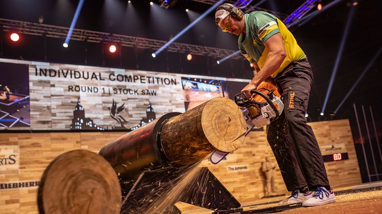 Den nye verdensmester, Laurence O’Toole fra Australien, får splinterne til at flyve i Stock Saw disciplinen. Foto: STIHL TIMBERSPORTS®