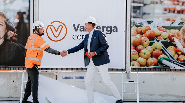 Peab och ÖrebroBostäder skakar hand inför förnyelsen av Varberga centrum.